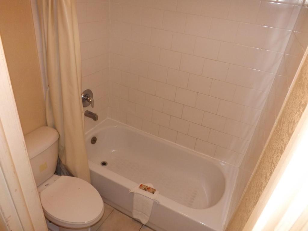 Plantation Inn Hotel And Lounge Room photo